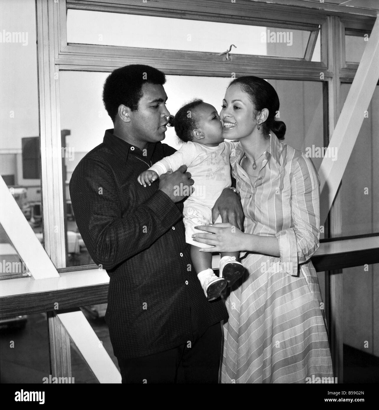 Mohammad Ali avec son épouse Veronica et bébé Hanna à l'aéroport d'Heathrow d'aujourd'hui. Août 1977 77-04380 Banque D'Images