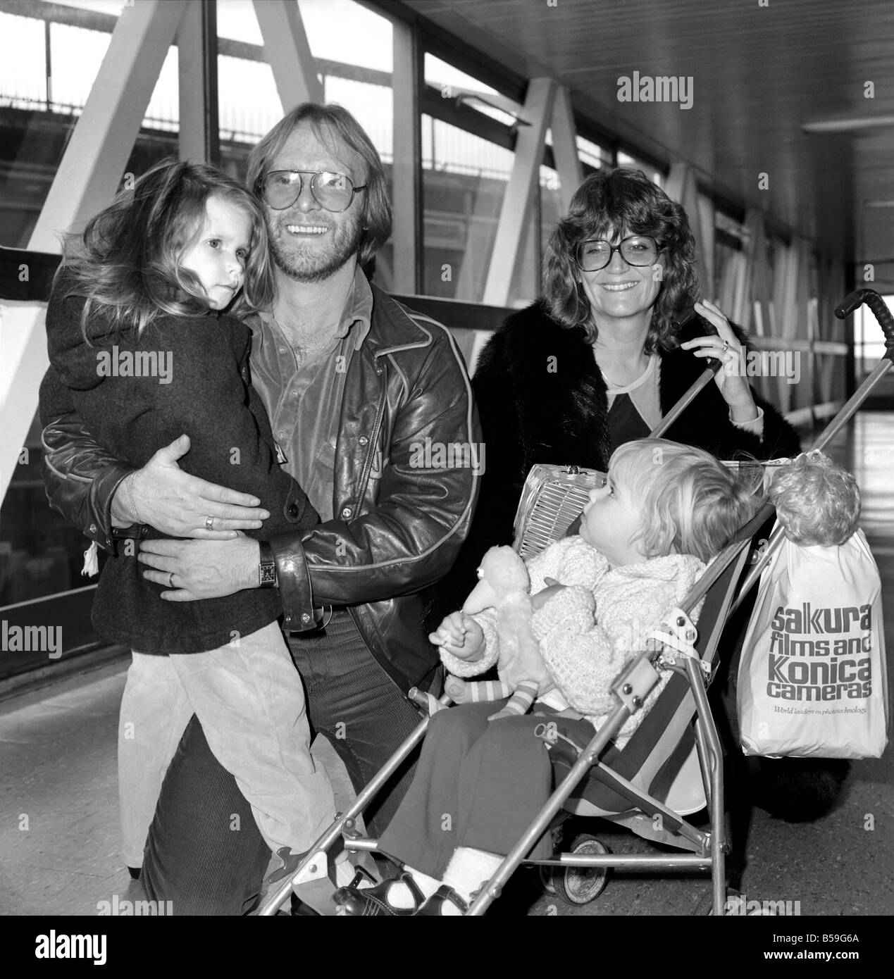 Loisirs : : 'Minder' TV comédien Denis Waterman avec sa femme Pat et sa  fille Julia, âgés de 2 et Hannah, âgée de 5 Photo Stock - Alamy