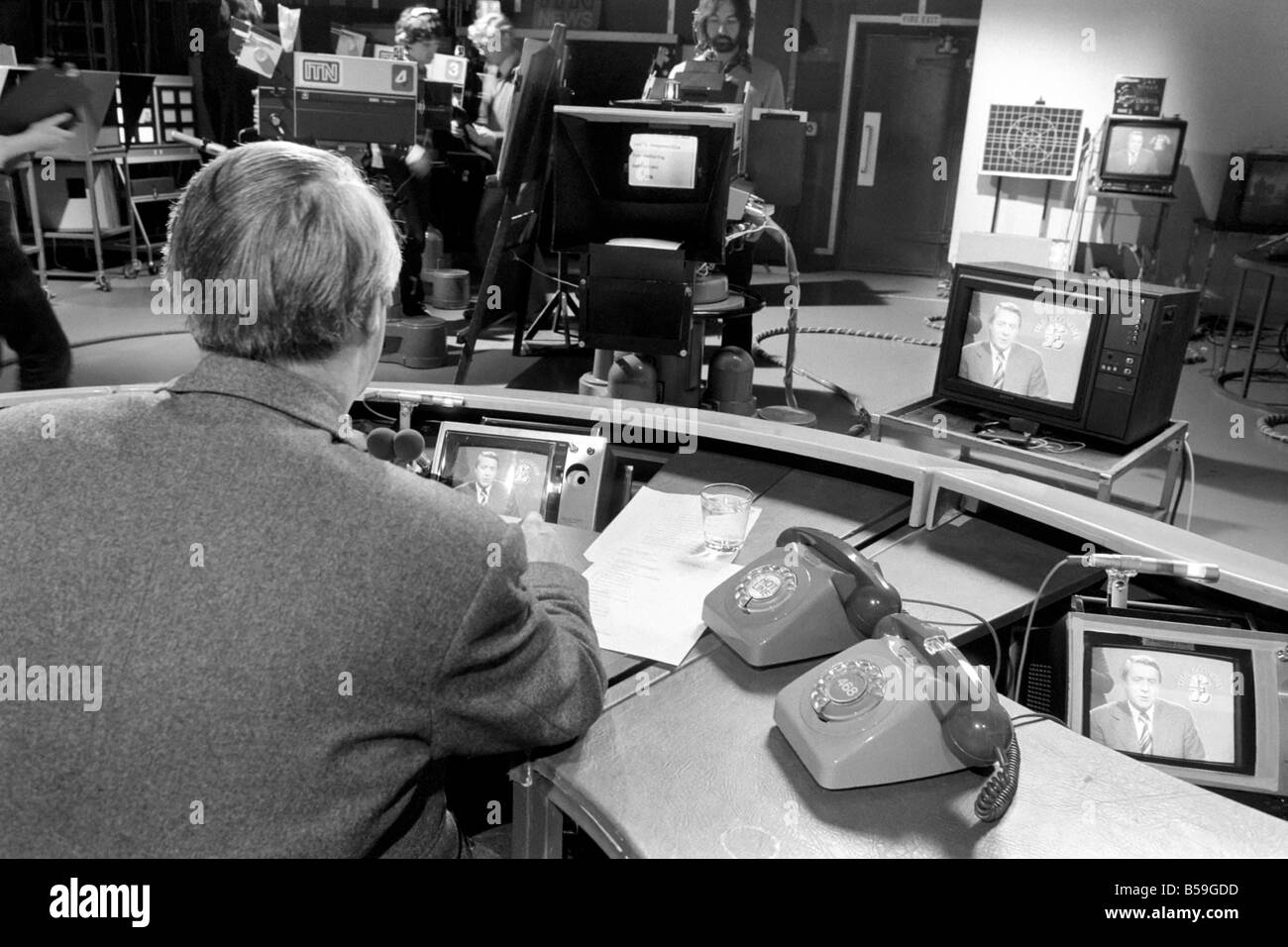 Télévision : ITN News : l'ITN News Studio préparer l'heure du déjeuner bulletin. Mars 1981 PM 81-1185A-001 Banque D'Images