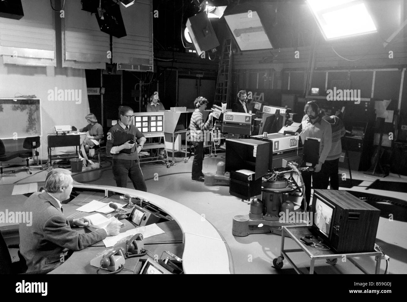 Télévision : ITN News : l'ITN News Studio préparer l'heure du déjeuner bulletin. Mars 1981 PM 81-1185A Banque D'Images