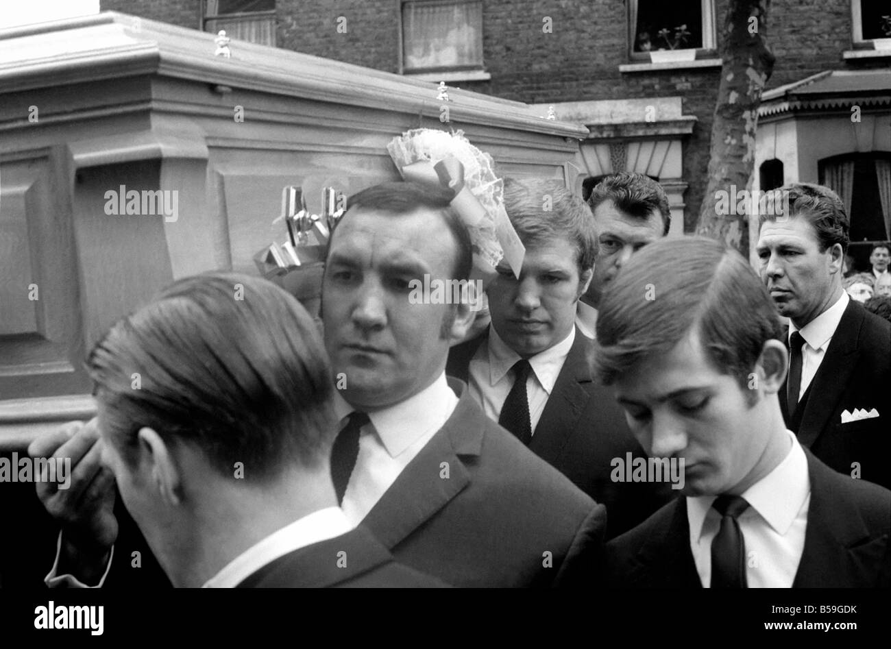 Funérailles du boxeur boxe : de nombreuses personnalités ont assisté aux funérailles de boxer Tommy Gibbon. Les funérailles ont eu lieu à l'English Martyrs, Deacon Street, à côté de la Old Kent Road. Parmi les porteurs de cercueil a été Billy Walker. Octobre 1969 Z10348-001 Banque D'Images