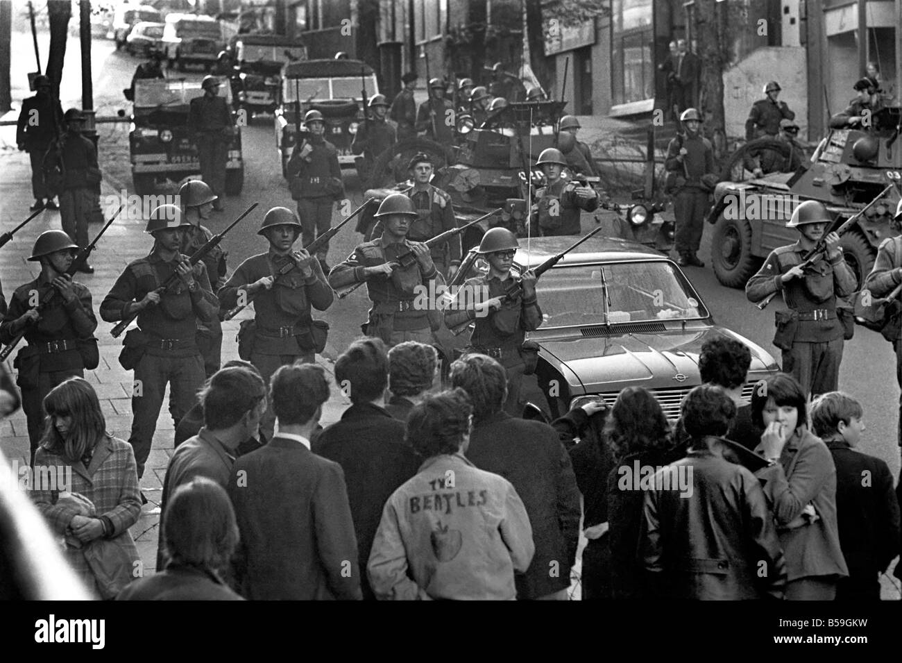 Les ménagères s'asseoir protester et troubles dans '29', l'Irlande du Nord. La force des troupes vers le bas Shipquay mob. Octobre 1969 Banque D'Images