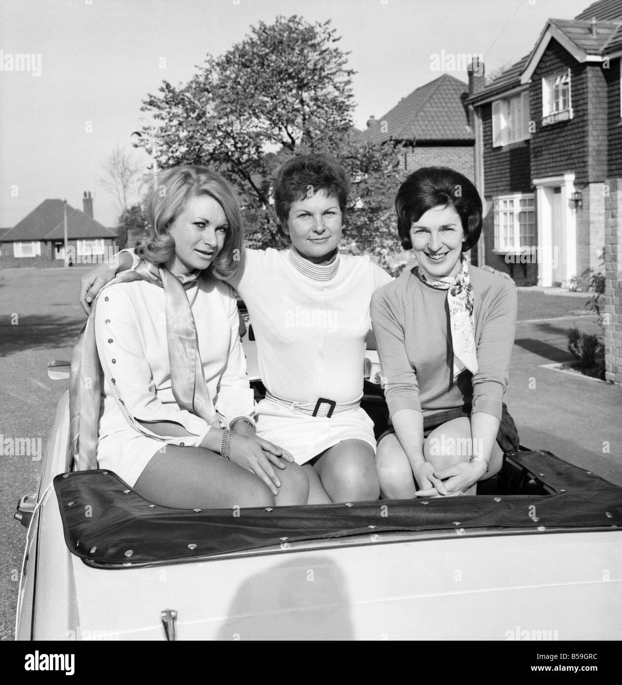 People : femme : deux femmes au foyer de banlieue de Surrey, Peggy Preston, 35 et Vicky Courtney, 39 avec Vicky's, 21 ans fille Sharyn, sont entrés dans le Daily Mirror World Cup Rally dans l'opération "She-Car'. Octobre 1969 Z10421 Banque D'Images