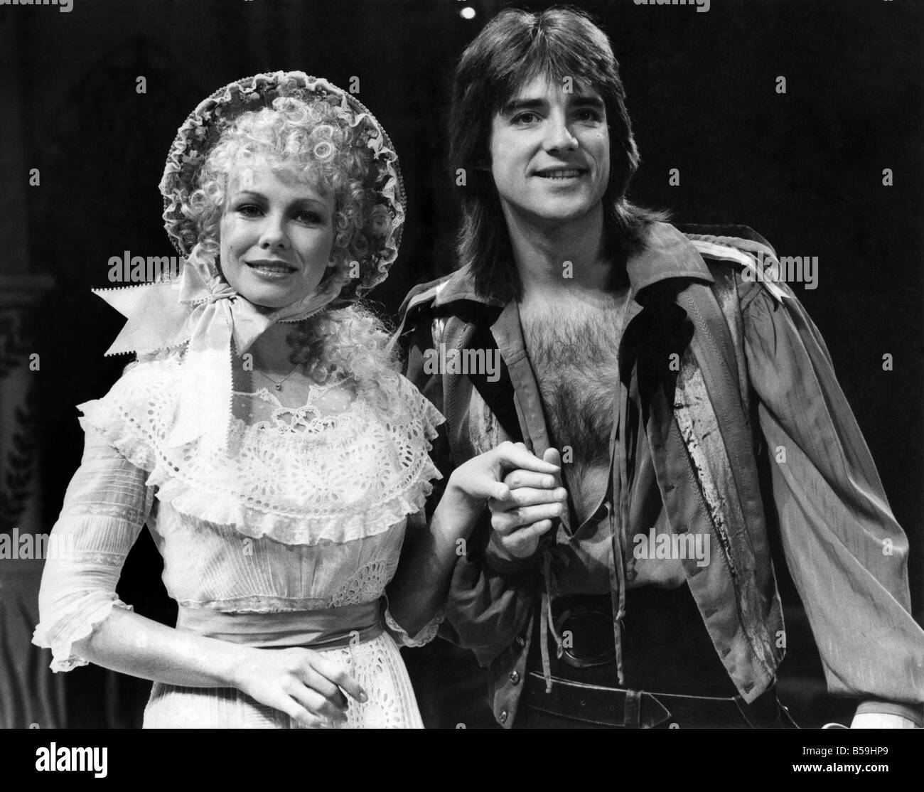 L'actrice Pam Stephenson vu ici avec Michael Praed. Vers 1980 P008090 Banque D'Images