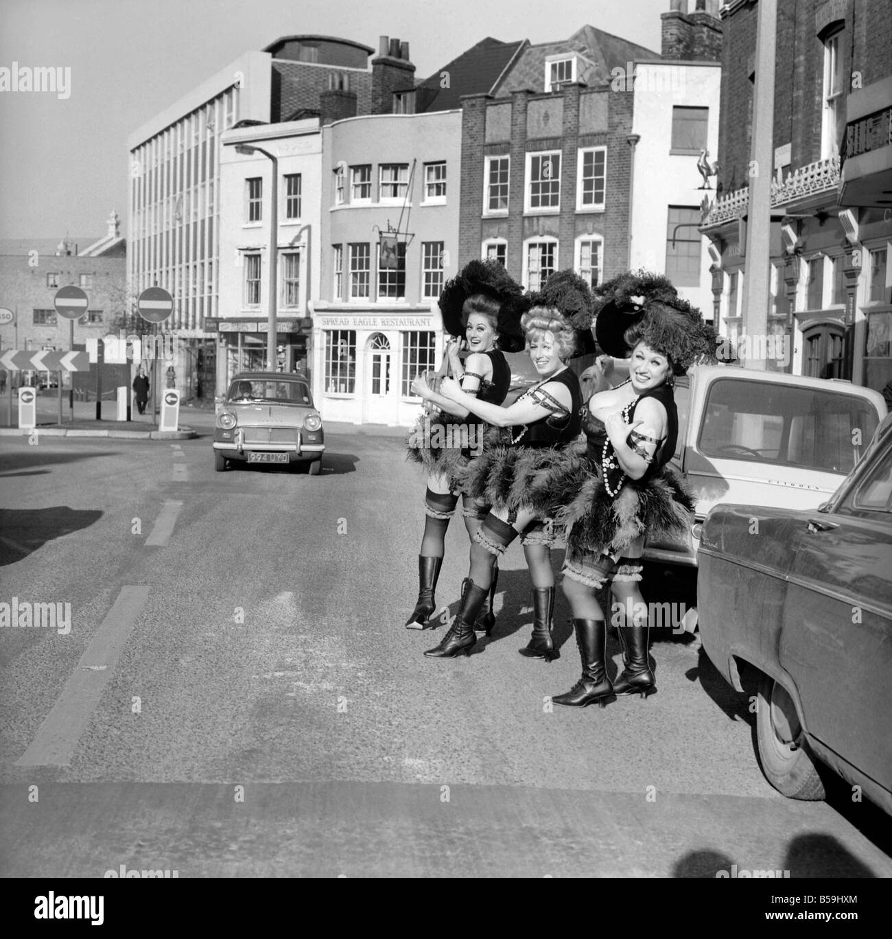 Chanter une chanson Rude : c'est une comédie musicale sur Marie Lloyd avec Barbara Windsor, Maurice Gibb, Denis Quilley, prenant place à la Greenwich Theatre. L'muscial ouvre le mercredi 18 février et Annie Wood - Marie Lloyd's seul soeur espère être présent. Les trois dames qui apparaissent dans l'émission (de gauche à droite) Judy Bowen, Pat Ashton et Veronica Clifford. Février 1970 70-1601 Banque D'Images