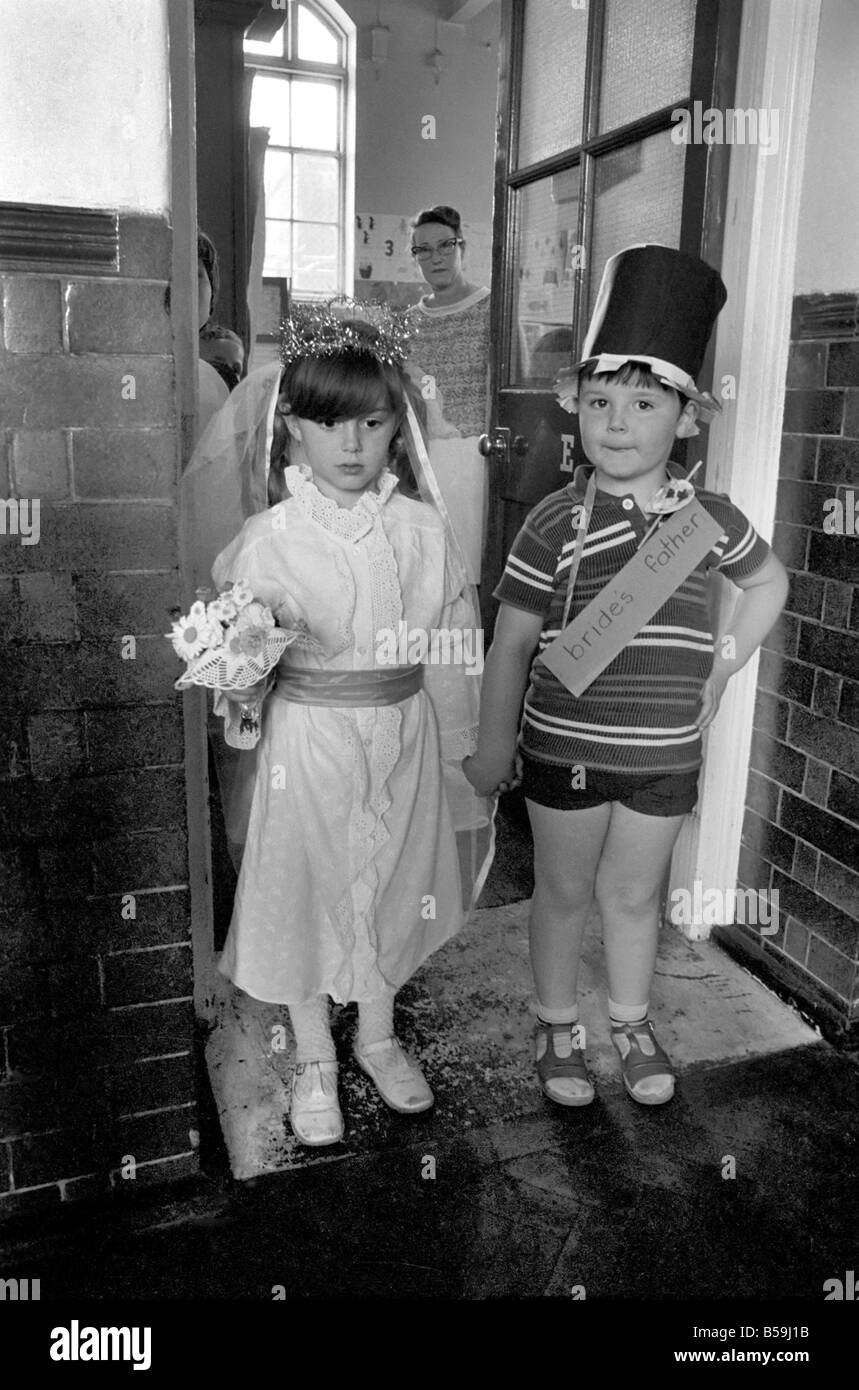 Enfants : Mariage : Mariage : Mariage de l'école l'école : Dérision Wedding au Sir William Burrough s═Saumon Lane, l'école primaire St Banque D'Images