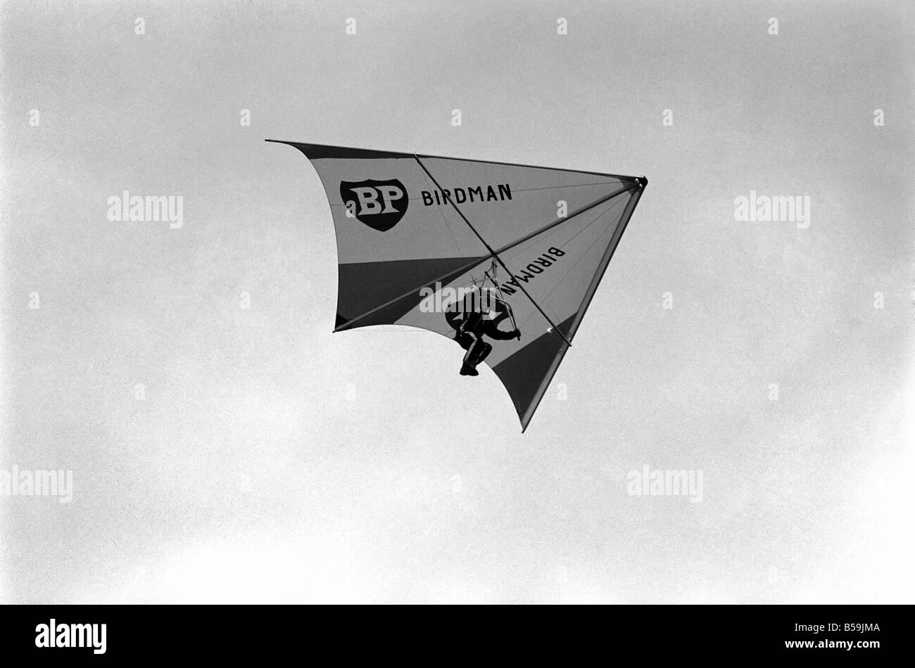 L'équipe de Kite britannique. Avec le monde Hang Gliding Championships en Australie la semaine prochaine, l'équipe britannique parrainé par A.A. avaient de dernière minute, rendez-vous ensemble cet après-midi (vendredi) au Marlborough Downs, Wiltshire. Mars 1975 75-01306-003 Banque D'Images