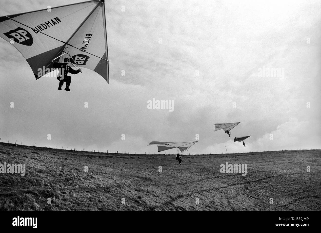 L'équipe de Kite britannique. Avec le monde Hang Gliding Championships en Australie la semaine prochaine, l'équipe britannique parrainé par A.A. avaient de dernière minute, rendez-vous ensemble cet après-midi (vendredi) au Marlborough Downs, Wiltshire. Mars 1975 75-01306 Banque D'Images