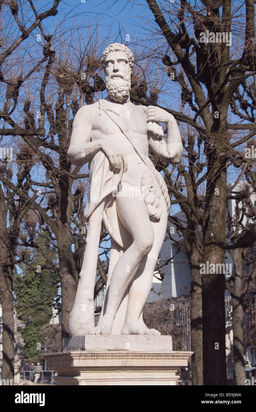 Statues dans les jardins Mirabell, à Salzbourg, Autriche, Europe Banque D'Images