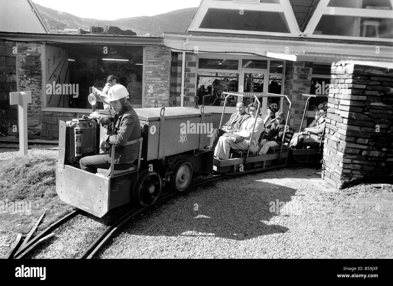 L'industrie minière : : 'Britain's Beauty Spot plus laid' : Blaenau Ffestiniog, un village de mineurs d'ardoise galloise, où les chefs des scories giat tour Ardoise haut au-dessus des toits et plonger jusqu'aux portes des maisons, est devenu une des principales attractions touristiques. Plus de 2 000 touristes par jour troupeau de faire une visite guidée autour de la mine d'Ardoise de Llechwedd - menées par les mineurs, les mêmes hommes qui avaient l'habitude d'une griffe peu dangereux et vivre de la montagne lors de l'extraction de l'ardoise est à son apogée. Evan Richards, 63 le off avec un autre chargement de train de touristes autour de la mine Banque D'Images