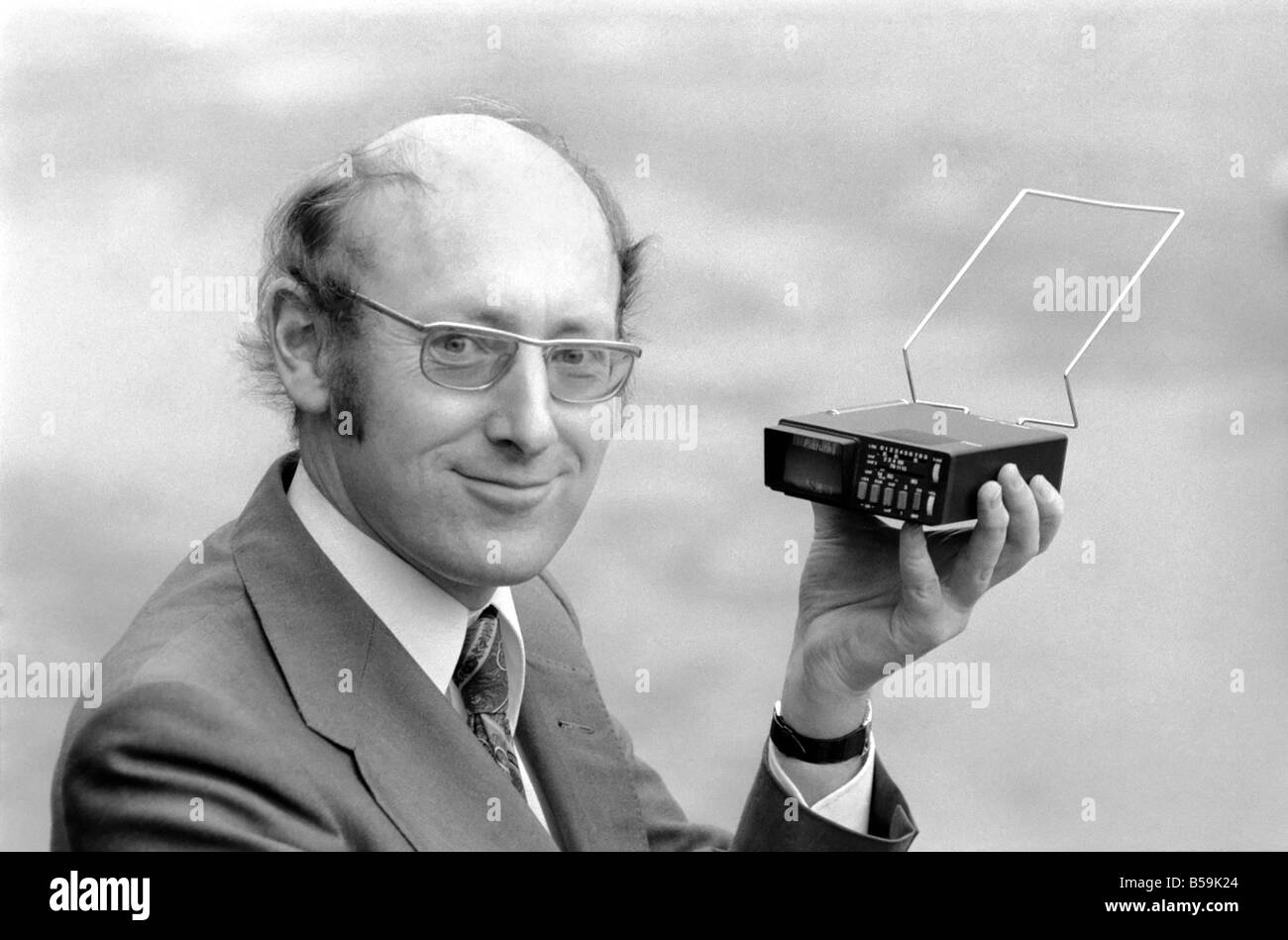 1er plat poche mondes.  : Sinclair Radionics. Directeur général de Sinclair Radionics, M. Clive Sinclair maintenant l'écran de télévision le plus petit du monde. Janvier 1977 77-00135-001 Banque D'Images