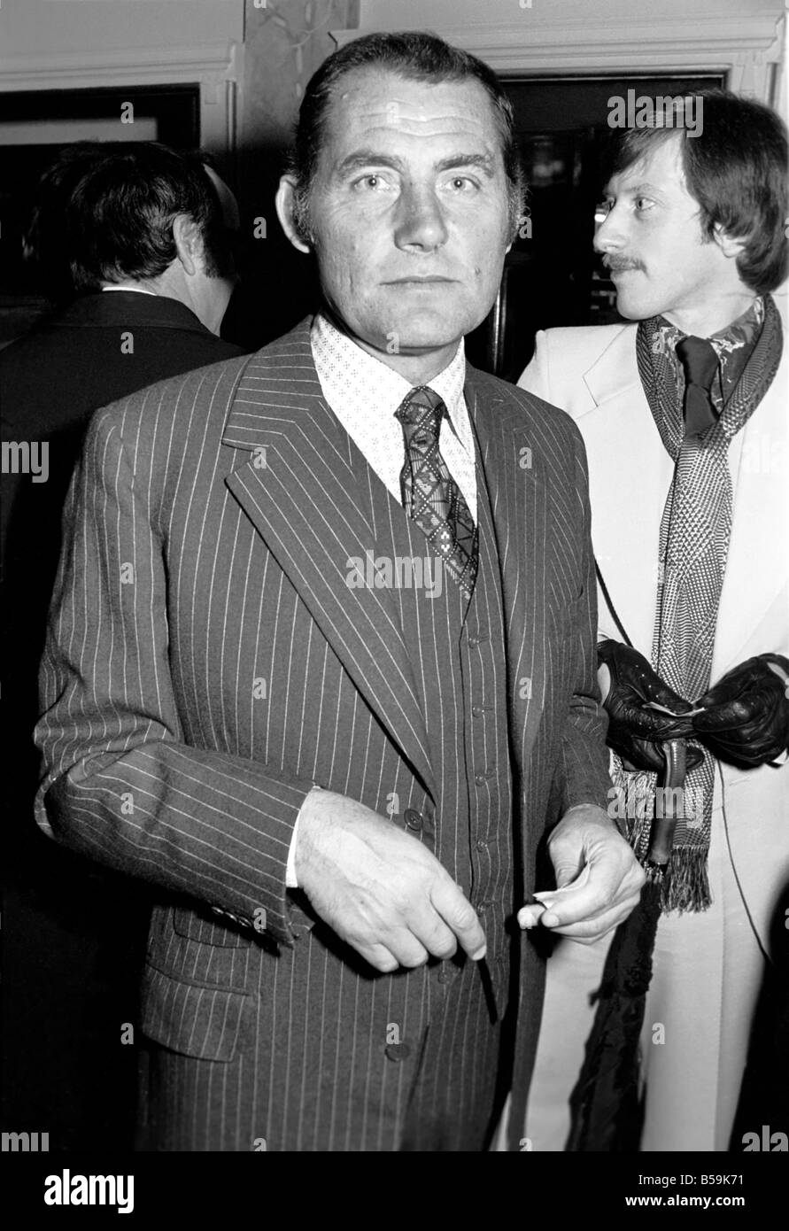 Stars de l'écran arrivent au Comedy Theatre Haymarket, pour la première nuit montrant de la pièce de l'exorcisme. ;Robert Shaw arrive. ;Avril 1975 ;75-1743-004 Banque D'Images