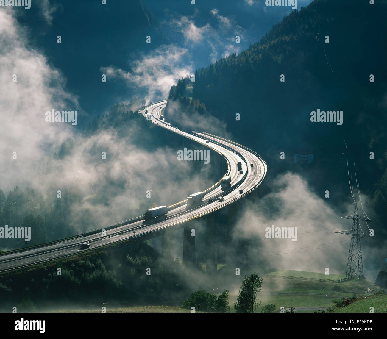 Nuage sur chaque côté de route surélevée au col du Brenner en Autriche R Rainford Banque D'Images
