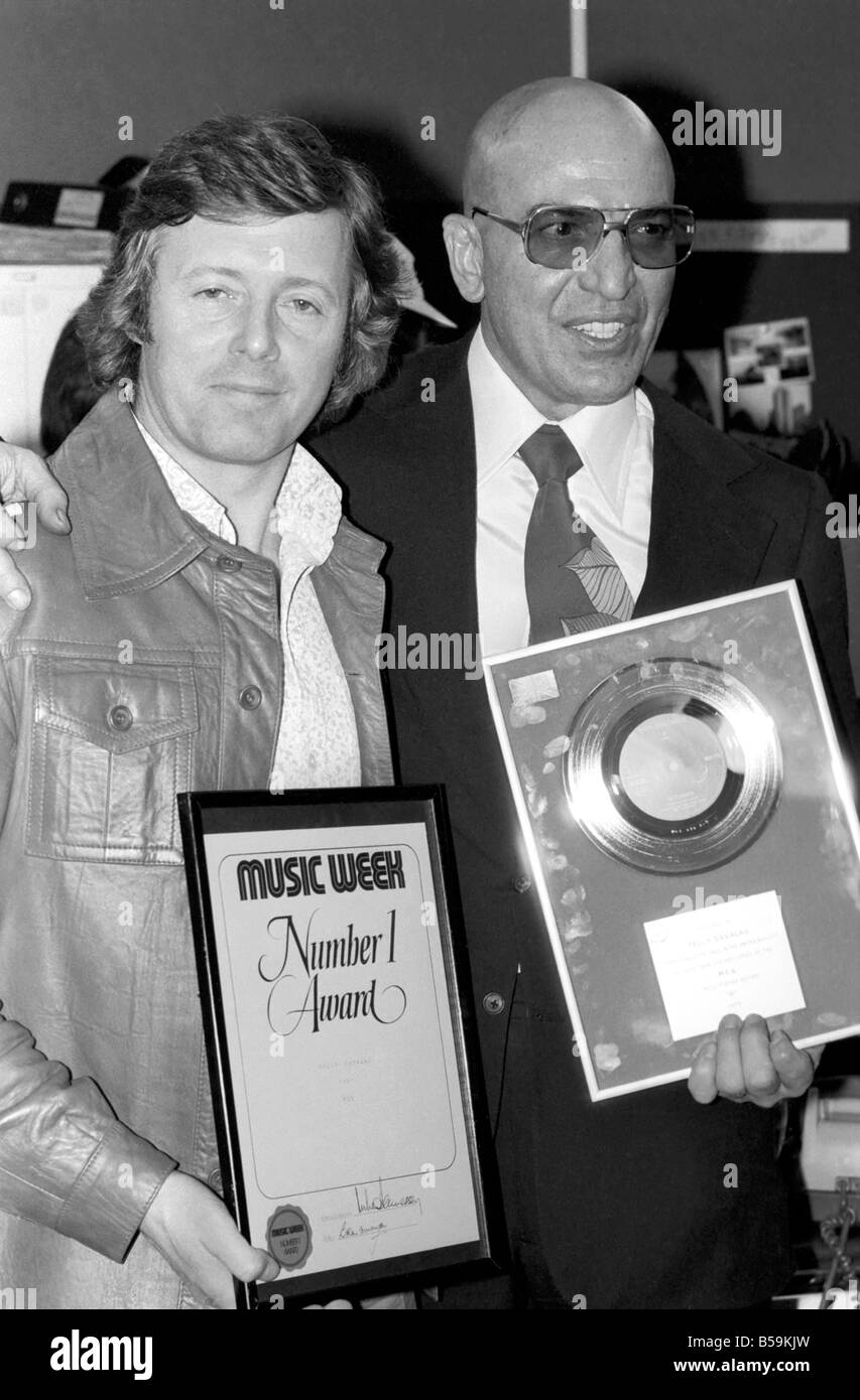 L'acteur américain Telly Savalas acteur qui joue Kojak - en photo avec Michael Aspel à Capital Radio siège à Euston Tower, Banque D'Images L'acteur américain Telly Savalas acteur qui joue Kojak - en photo avec Michael Aspel à Capital Radio siège à Euston Tower, Banque D'Images