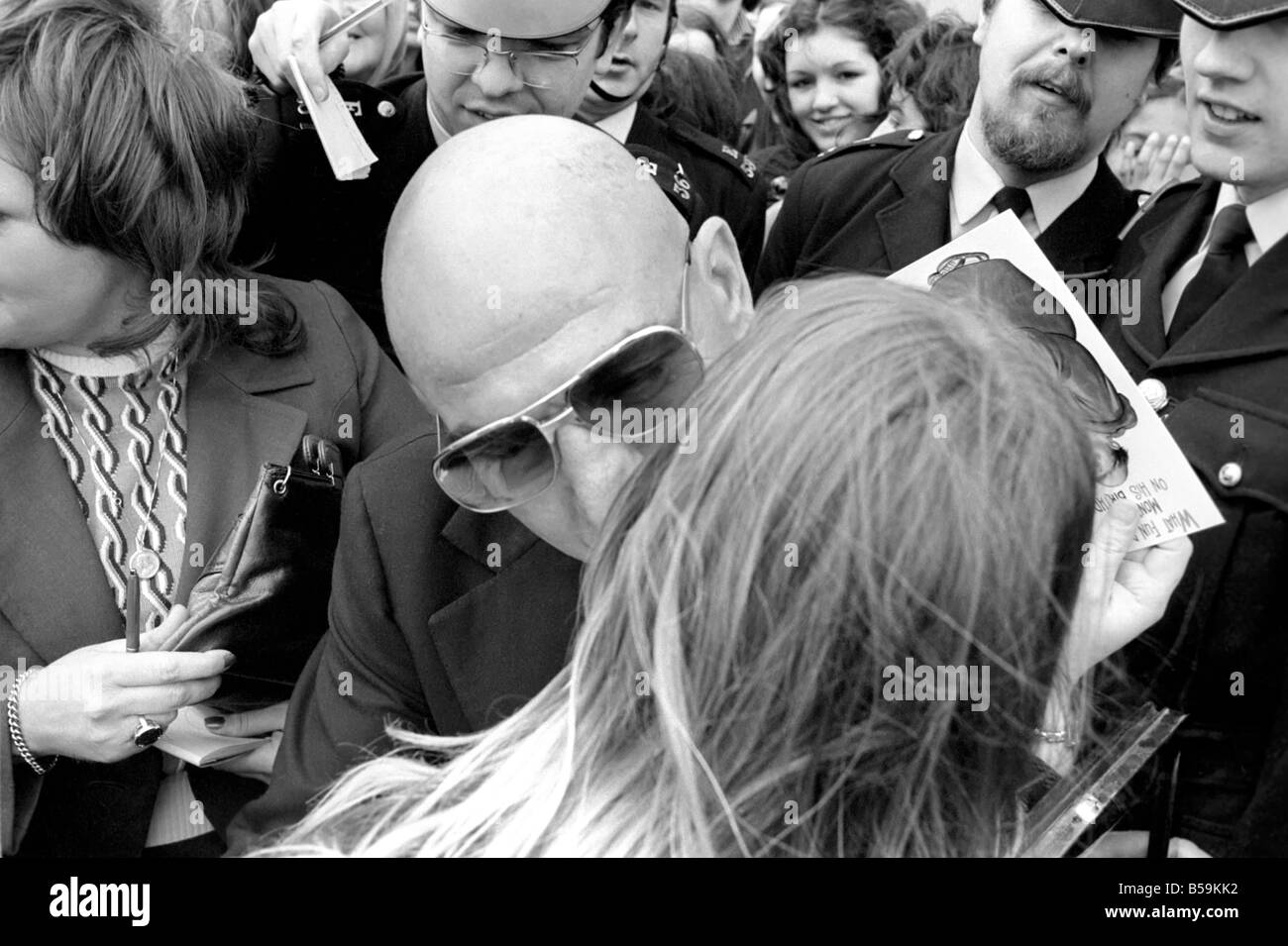 L'acteur américain Telly Savalas Kojak qui joue dans la série télévisée est accueilli par une foule importante avant d'être interrogées à Ca Banque D'Images L'acteur américain Telly Savalas Kojak qui joue dans la série télévisée est accueilli par une foule importante avant d'être interrogées à Ca Banque D'Images