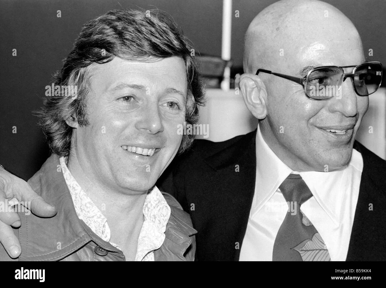 L'acteur américain Telly Savalas acteur qui joue Kojak - en photo avec Michael Aspel à Capital Radio siège à Euston Tower, Banque D'Images L'acteur américain Telly Savalas acteur qui joue Kojak - en photo avec Michael Aspel à Capital Radio siège à Euston Tower, Banque D'Images