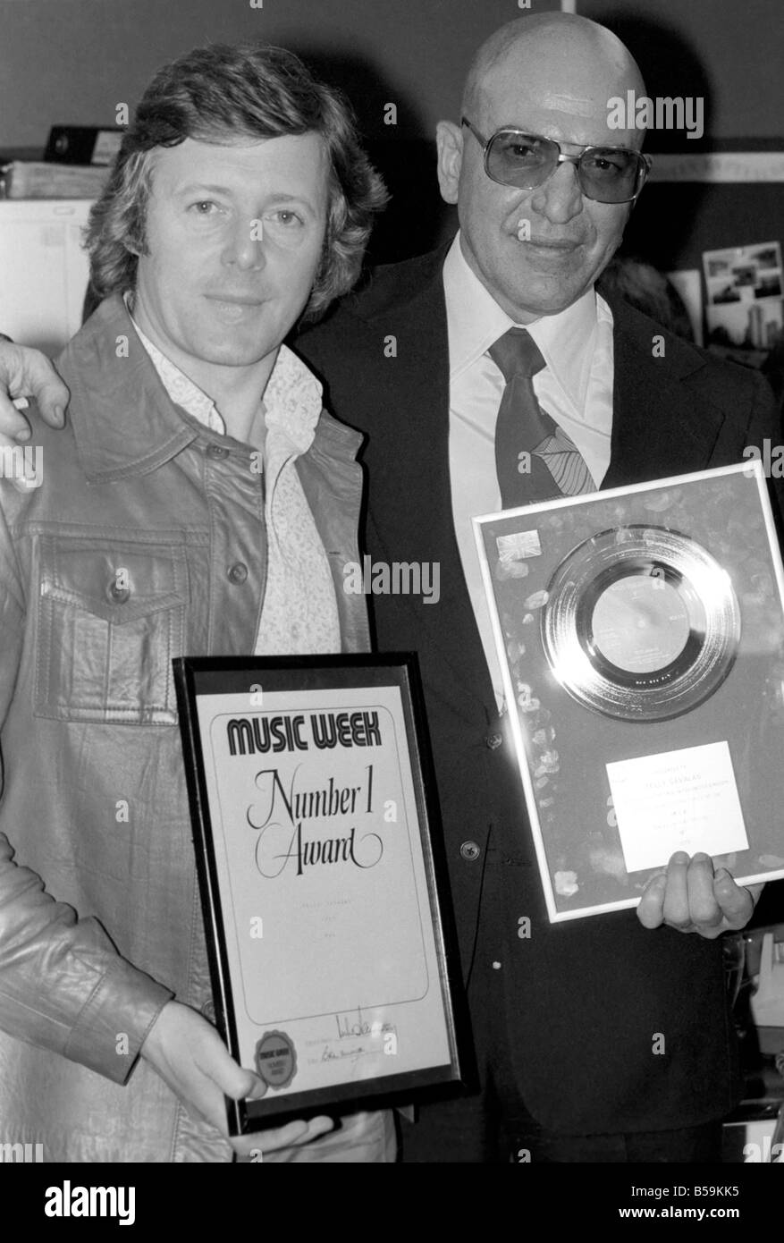L'acteur américain Telly Savalas acteur qui joue Kojak - en photo avec Michael Aspel à Capital Radio siège à Euston Tower, Banque D'Images L'acteur américain Telly Savalas acteur qui joue Kojak - en photo avec Michael Aspel à Capital Radio siège à Euston Tower, Banque D'Images
