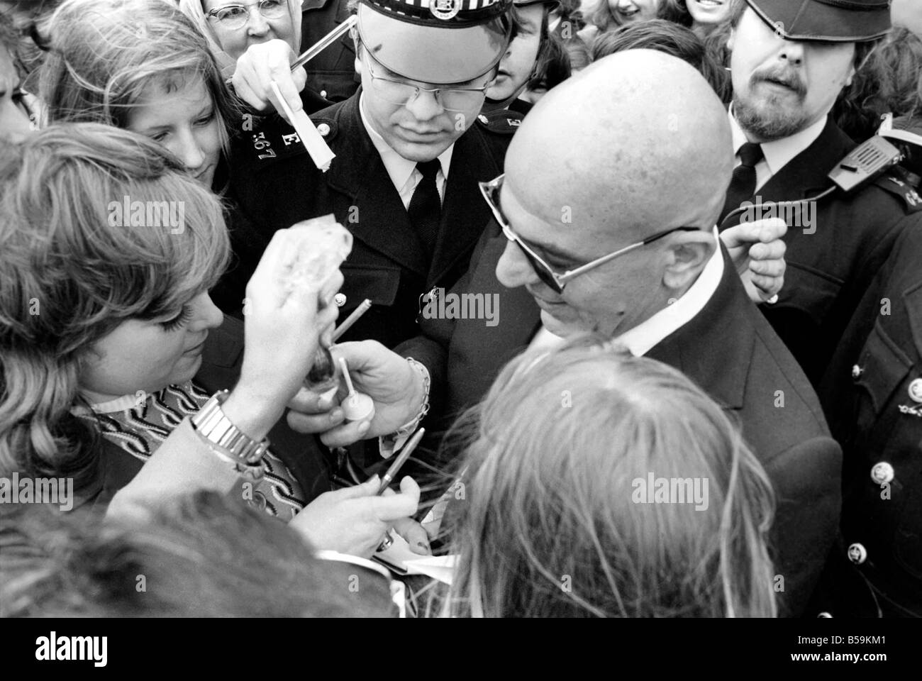 L'acteur américain Telly Savalas Kojak rencontre un autre dans la capitale, siège de Radio Tour Euston, Londres, lorsque Telly olympisme était Banque D'Images L'acteur américain Telly Savalas Kojak rencontre un autre dans la capitale, siège de Radio Tour Euston, Londres, lorsque Telly olympisme était Banque D'Images