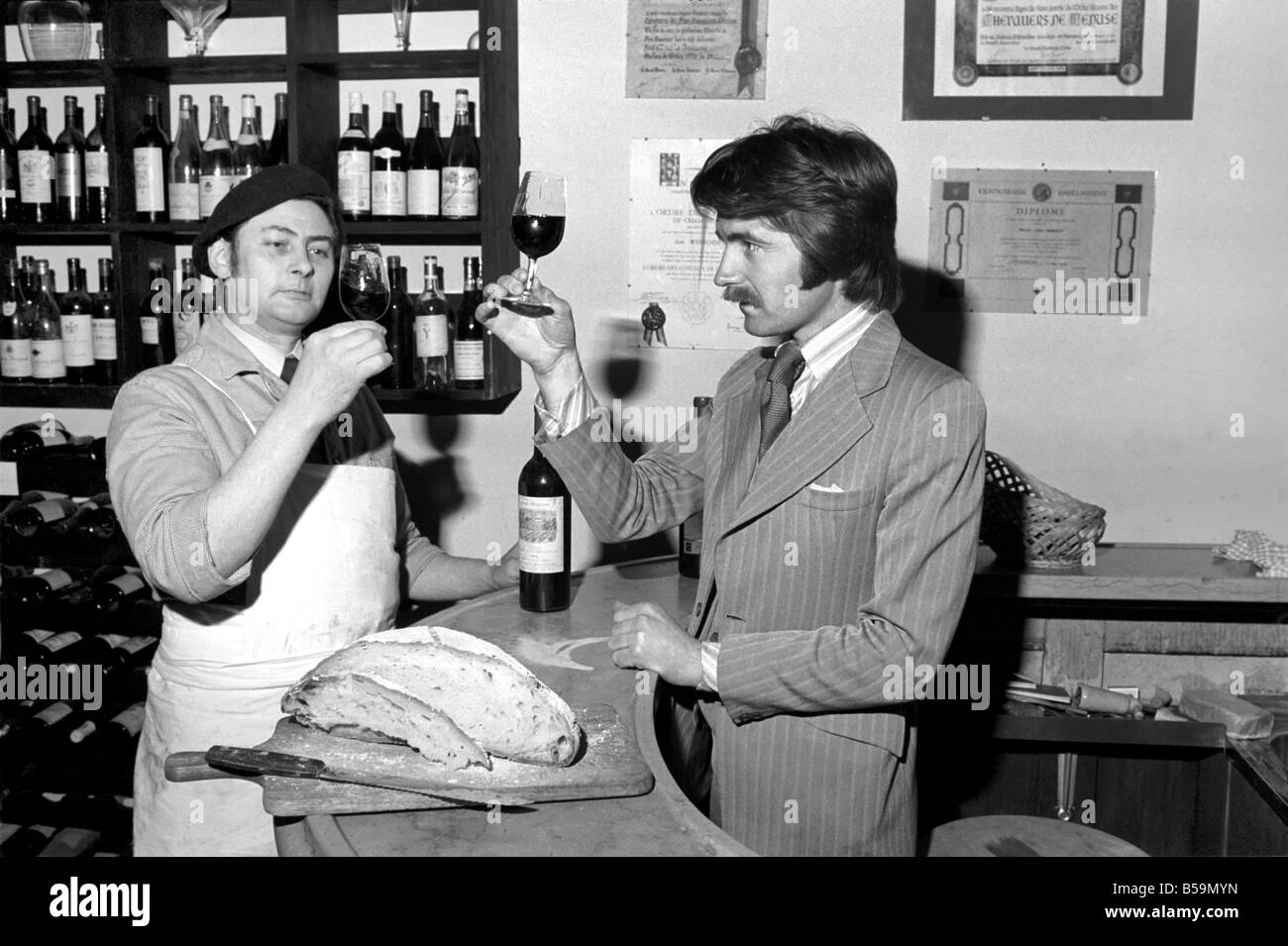 Vin/Alcool/Humour. MD. Steven Spurrier. Steven Spurrier, droite, exécute une académie à Paris pour y enseigner le français sur le vin. Avr. Banque D'Images