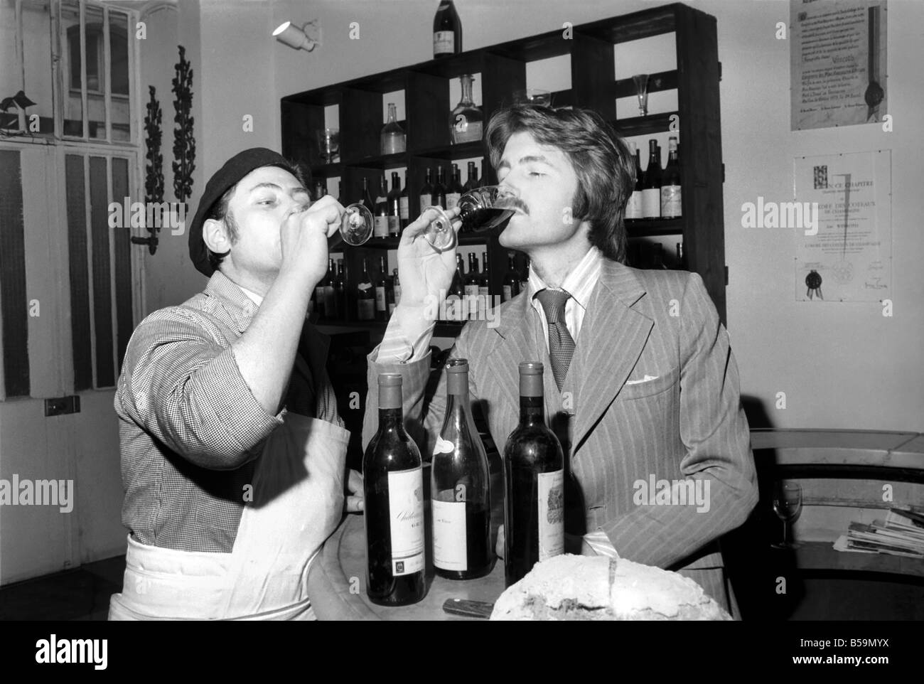 Vin/Alcool/Humour. MD. Steven Spurrier. Steven Spurrier, droite, exécute une académie à Paris pour y enseigner le français sur le vin. Avr. Banque D'Images