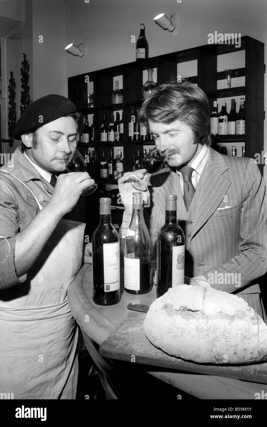 Vin/Alcool/Humour. MD. Steven Spurrier. Steven Spurrier, droite, exécute une académie à Paris pour y enseigner le français sur le vin. Avr. Banque D'Images