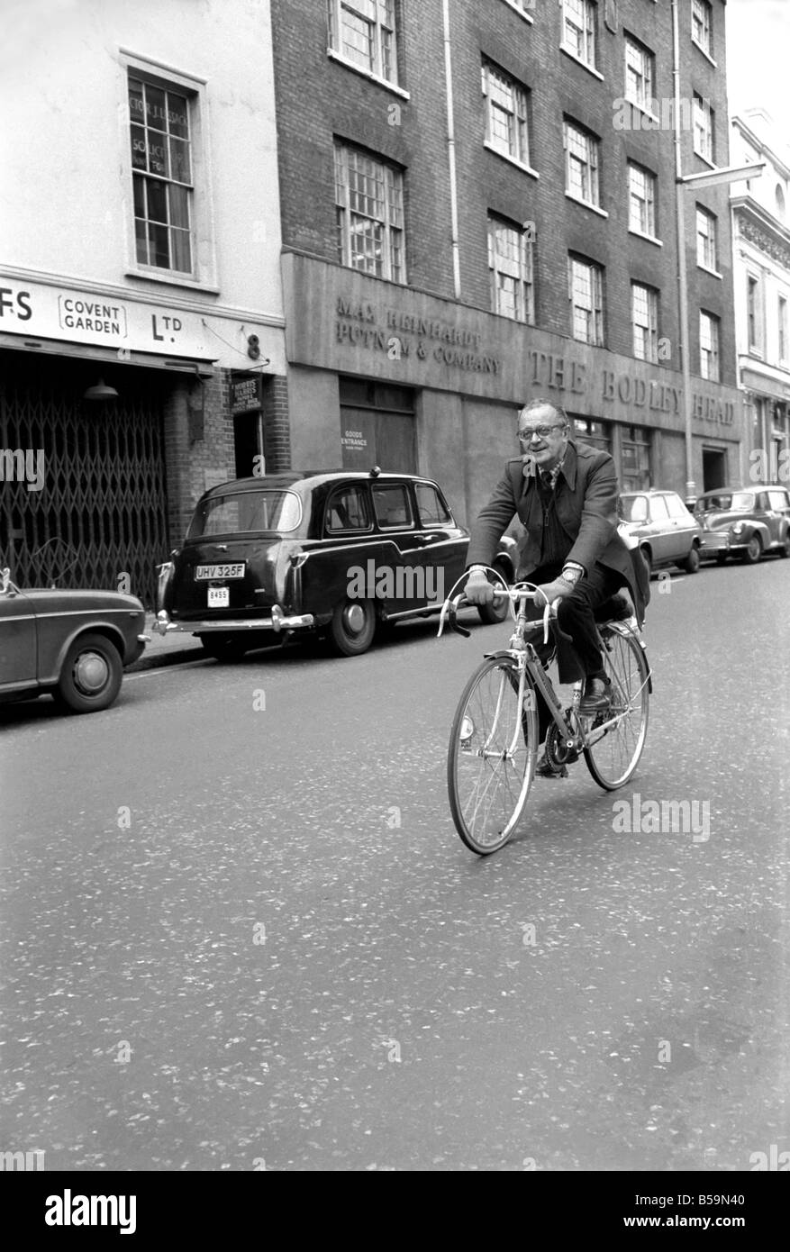 Humour : Oldman : Location : M. Larry Adler est apparu à Bow Street Magistrates Court, il a choisi d'aller à procès devant jury, lorsqu'il a témoigné sur le renvoi, chargé de l'étalage. Il a été placé à 8 juillet, sur la mise en liberté sous caution de £50. Joueur d'Harmonica Larry Adler est accusé d'avoir volé deux paquets de bonbons d'une valeur ensemble au 74p, à partir de Robert Jackson Ltd, pf Piccadilly, le 27 mars. Larry Adler rides loin de cour après l'apparence. Avril 1975 75-1891-007 Banque D'Images