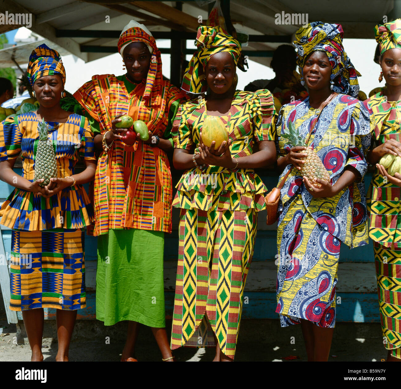 Les femmes en costume traditionnel, à la Barbade, Antilles, Caraïbes, Amérique Centrale Banque D'Images