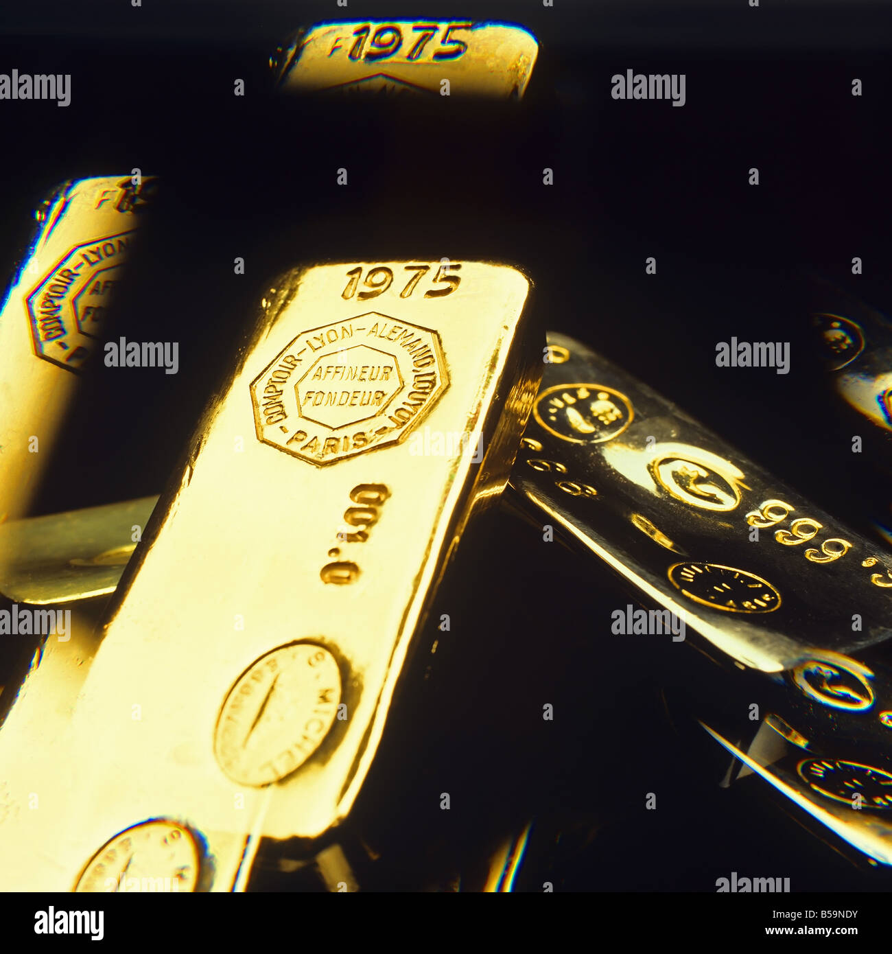 Plusieurs image de 2 barres d'or sur fond noir Banque D'Images