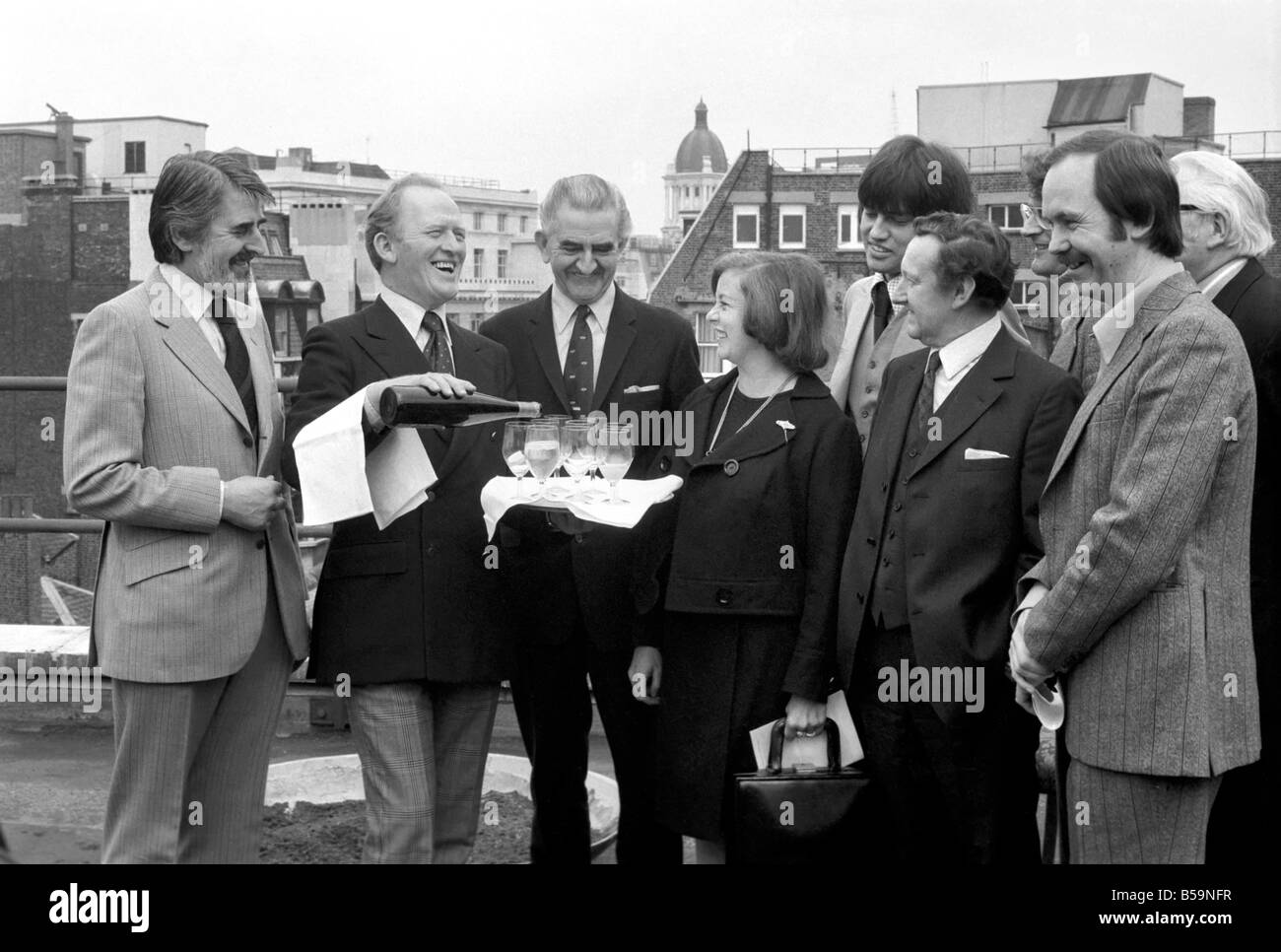 La Royal Television Society Awards 1975 : l'Acteur Gordon Jackson ðThe lauréat du Prix Performance avec 8 des autres lauréats. Banque D'Images