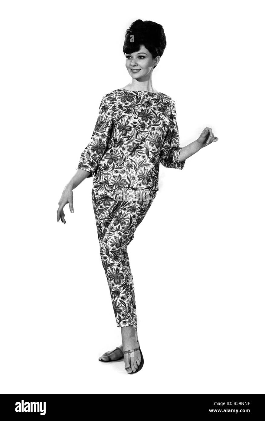 Merriel modèle Weston portant un top à motifs floraux et des pantalons. Mai 1964 P007546 Banque D'Images