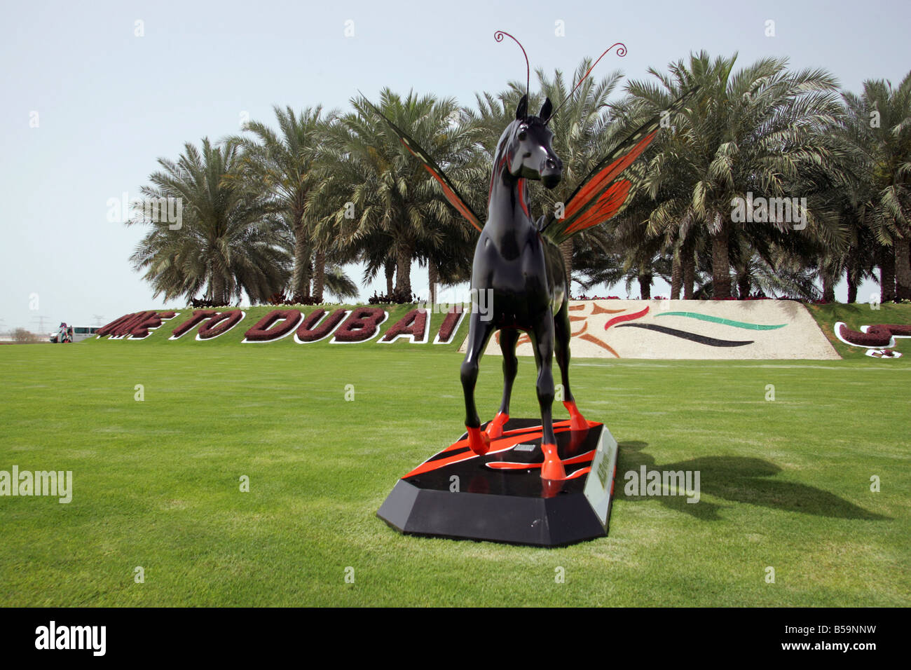Sculpture d'un cheval avec des palmiers à l'arrière-plan, Dubaï, Émirats Arabes Unis Banque D'Images