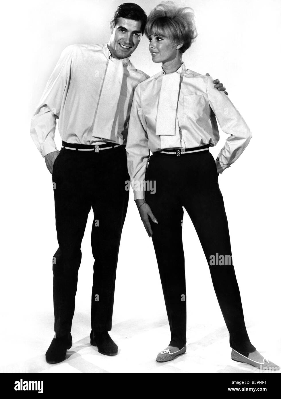 Christian et Yvette modèles Peter Davies posing portant chemise et cravate et pantalon combinaison. ;Septembre 1965 ;P007740 Banque D'Images