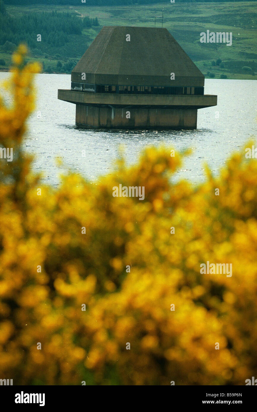 Une série de photos qui montrent l'eau de la source au robinet reservior dans une tour au milieu de Kielder water Banque D'Images