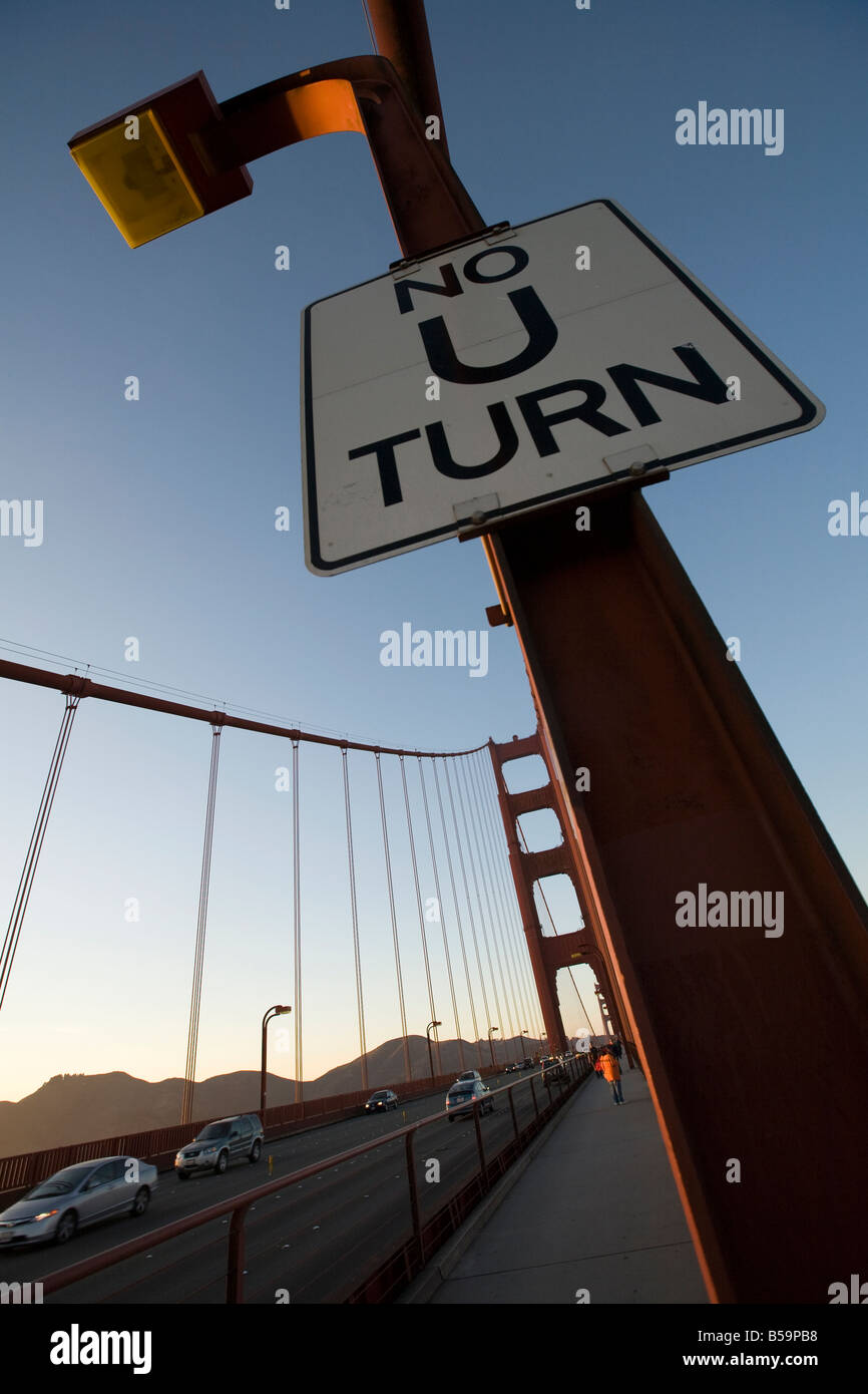 No U-Turn signe sur le Golden Gate Bridge, San Francisco, Californie, USA. Banque D'Images