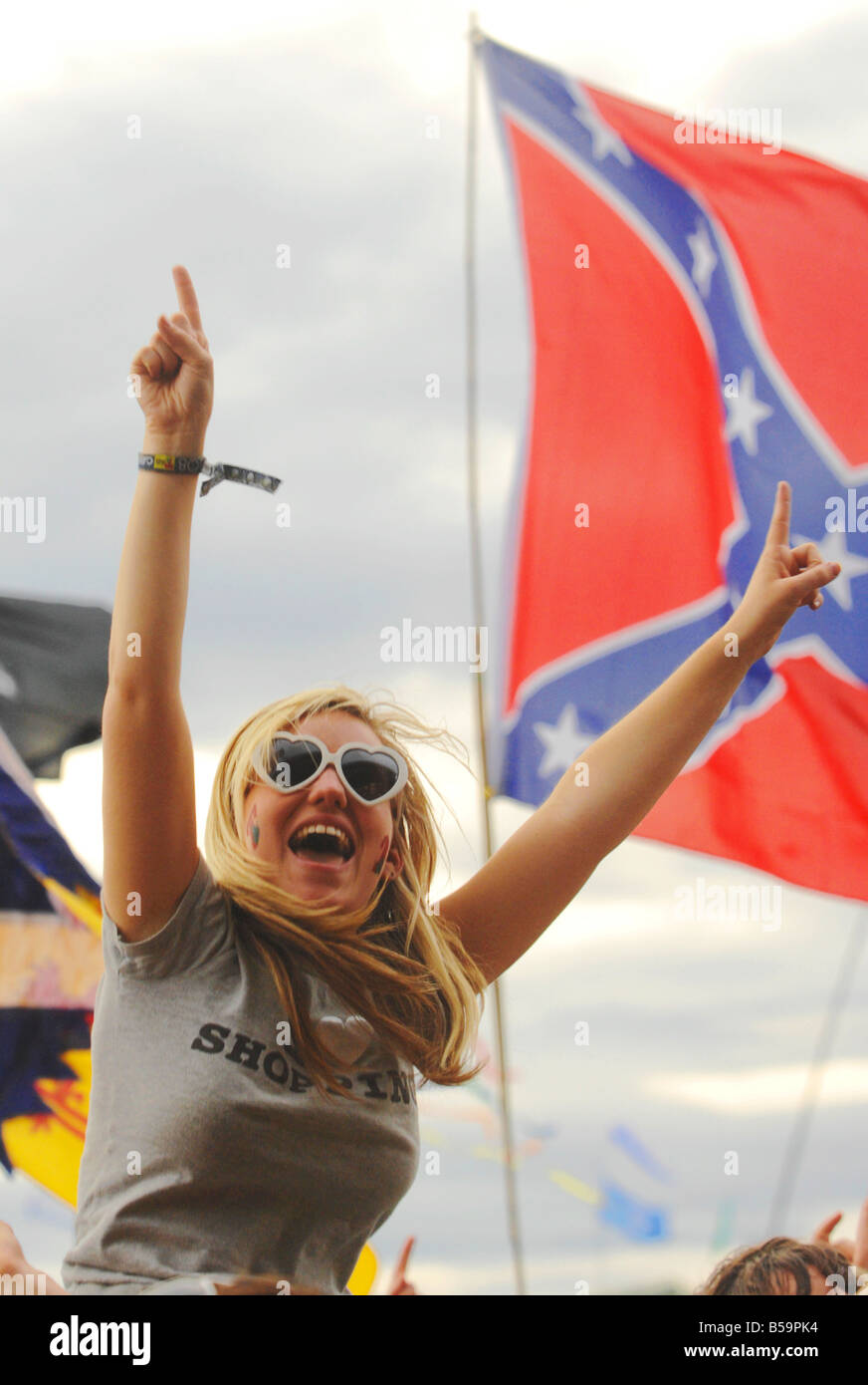 Un jeune fans femail assis sur les épaules de quelqu'un, à l'T dans le Park music festival Balado, Kinross, Scotland Banque D'Images