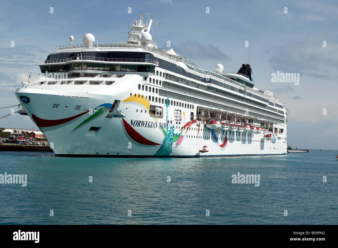 Tiré du bateau de croisière Norwegian Dawn, amarré au bassin nord, Quai de l'Arsenal, Royal Naval Dockyard, Bermudes Banque D'Images