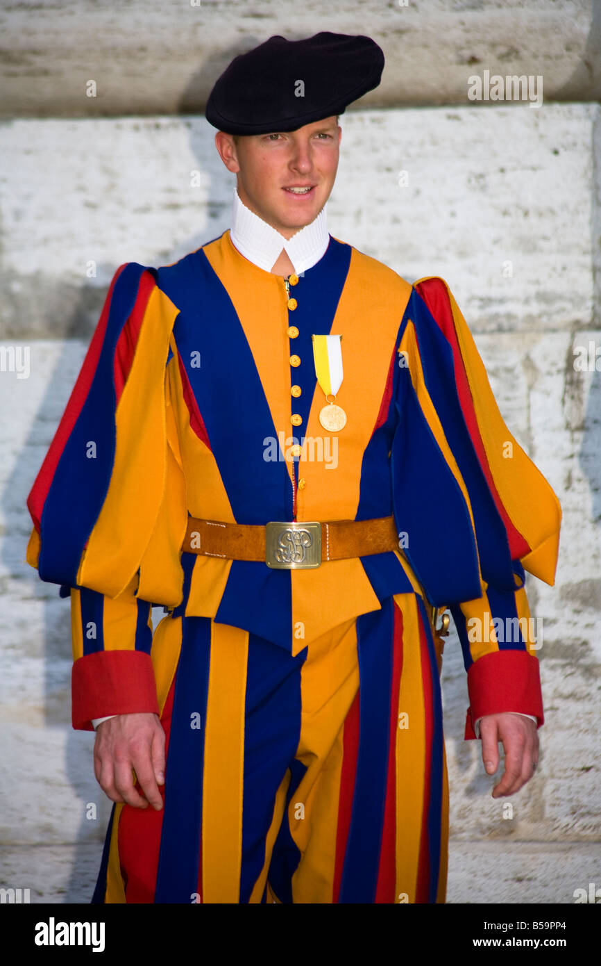 Soldat du Vatican sur la garde, le Vatican, la Place Saint Pierre, Piazza San Pietro, Rome, Italie Banque D'Images