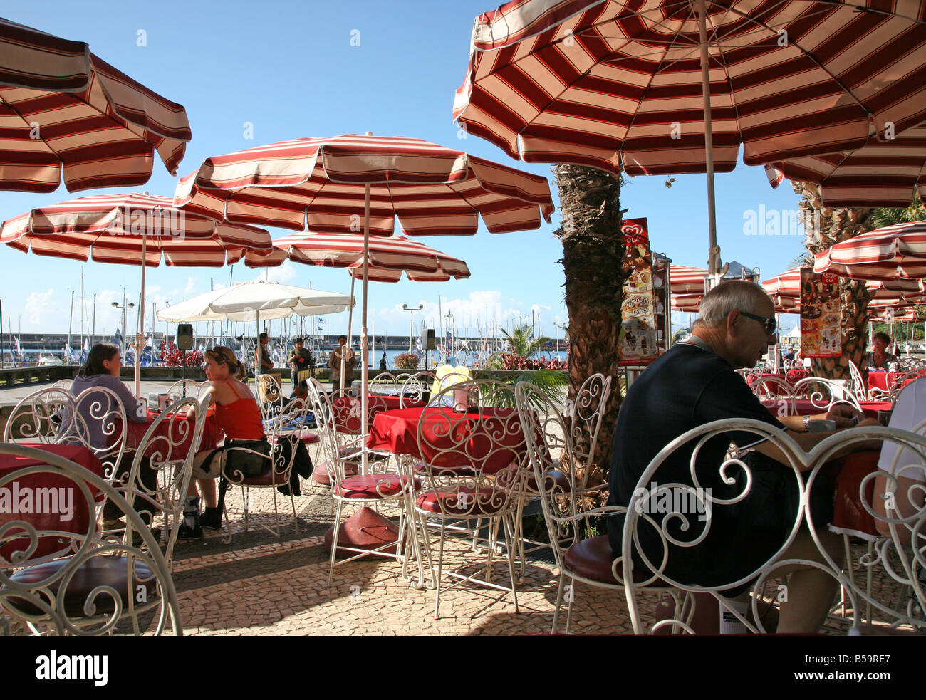 Le soleil brille, les gens de l'eau à un café près de l'avant pour le port, Funchal, Madère Banque D'Images