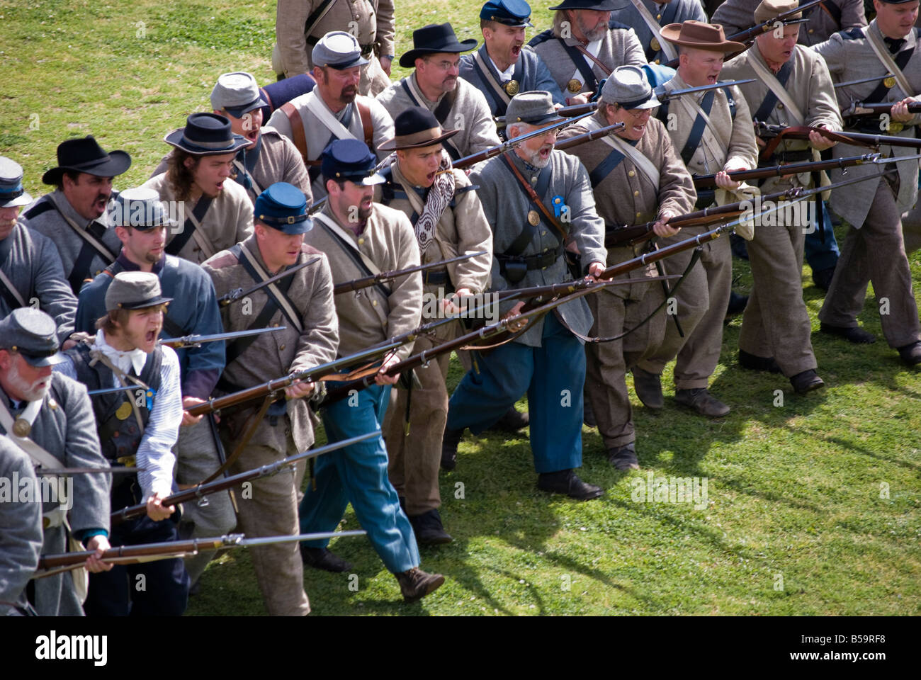 Un groupe de guerre civile de reconstitution historique simuler une attaque pendant le tournage d'un film sur Fort Macon State Park Banque D'Images