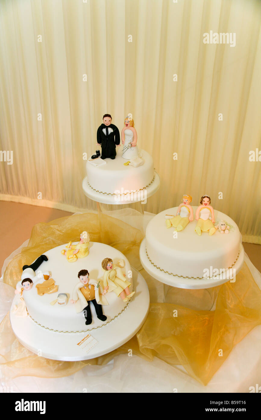 Gateaux De Mariage Humoristique Avec Massepain Figures De La Mariee Le Marie Et Les Invites Photo Stock Alamy Gateaux De Mariage Humoristique Avec Massepain Figures De La Mariee Le Marie Et Les Invites Photo Stock Alamy
