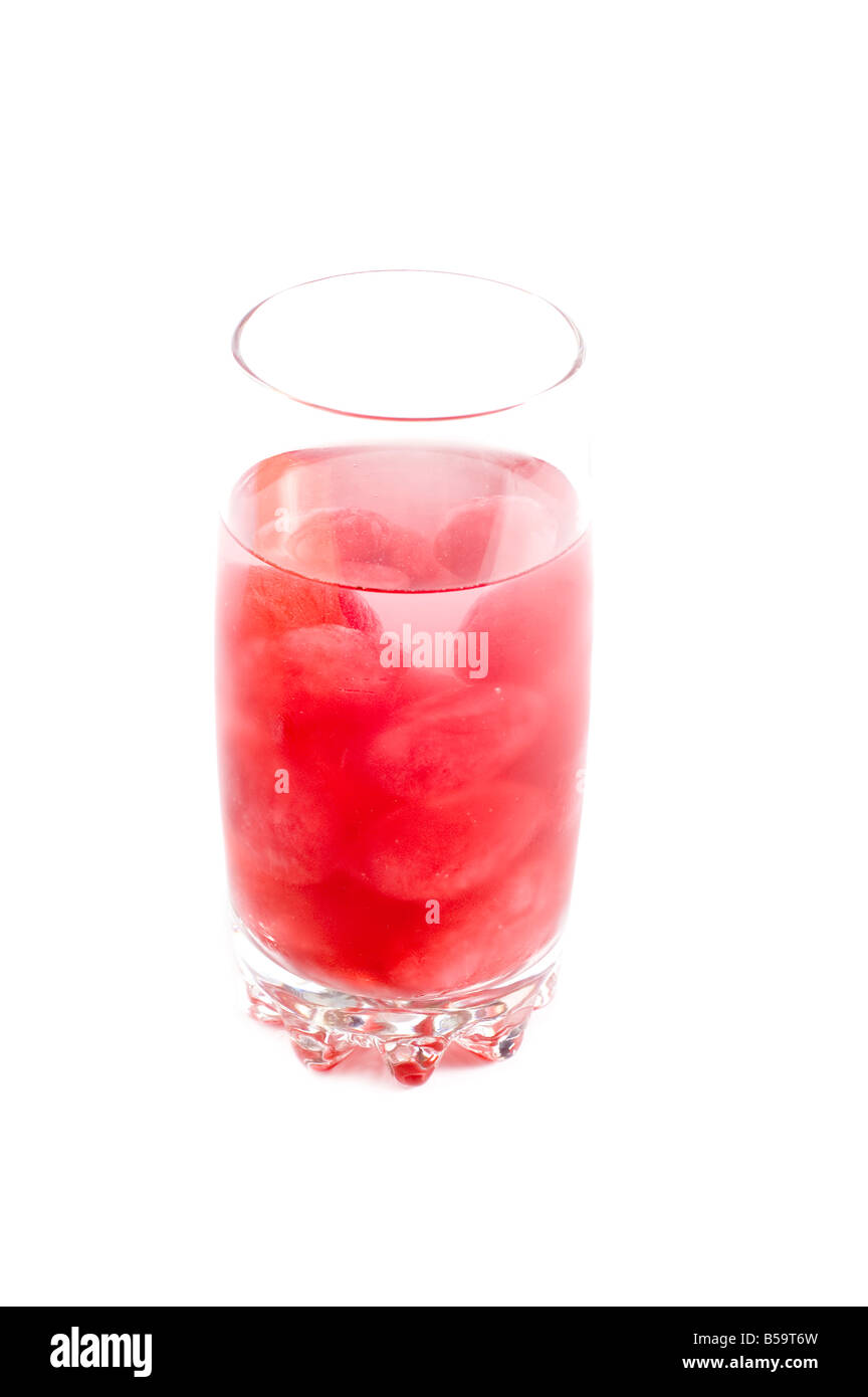 Objet sur blanc rouge cocktail avec des cubes de glace Banque D'Images