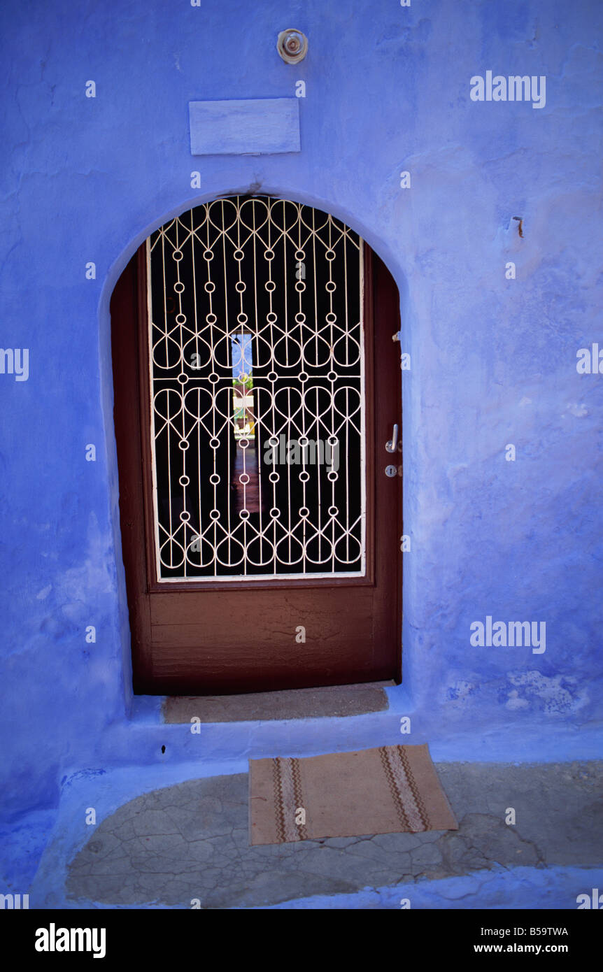 Porte avec grille intégrée au mur bleu Rhodes Dodécanèse Grèce F Hall Banque D'Images