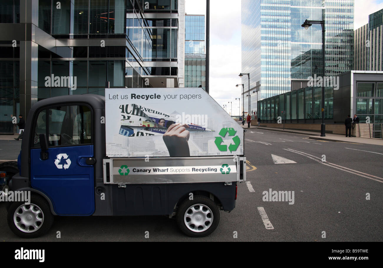 Véhicule électrique utilisé pour la récupération du papier pour recyclage à Canary Wharf London Banque D'Images