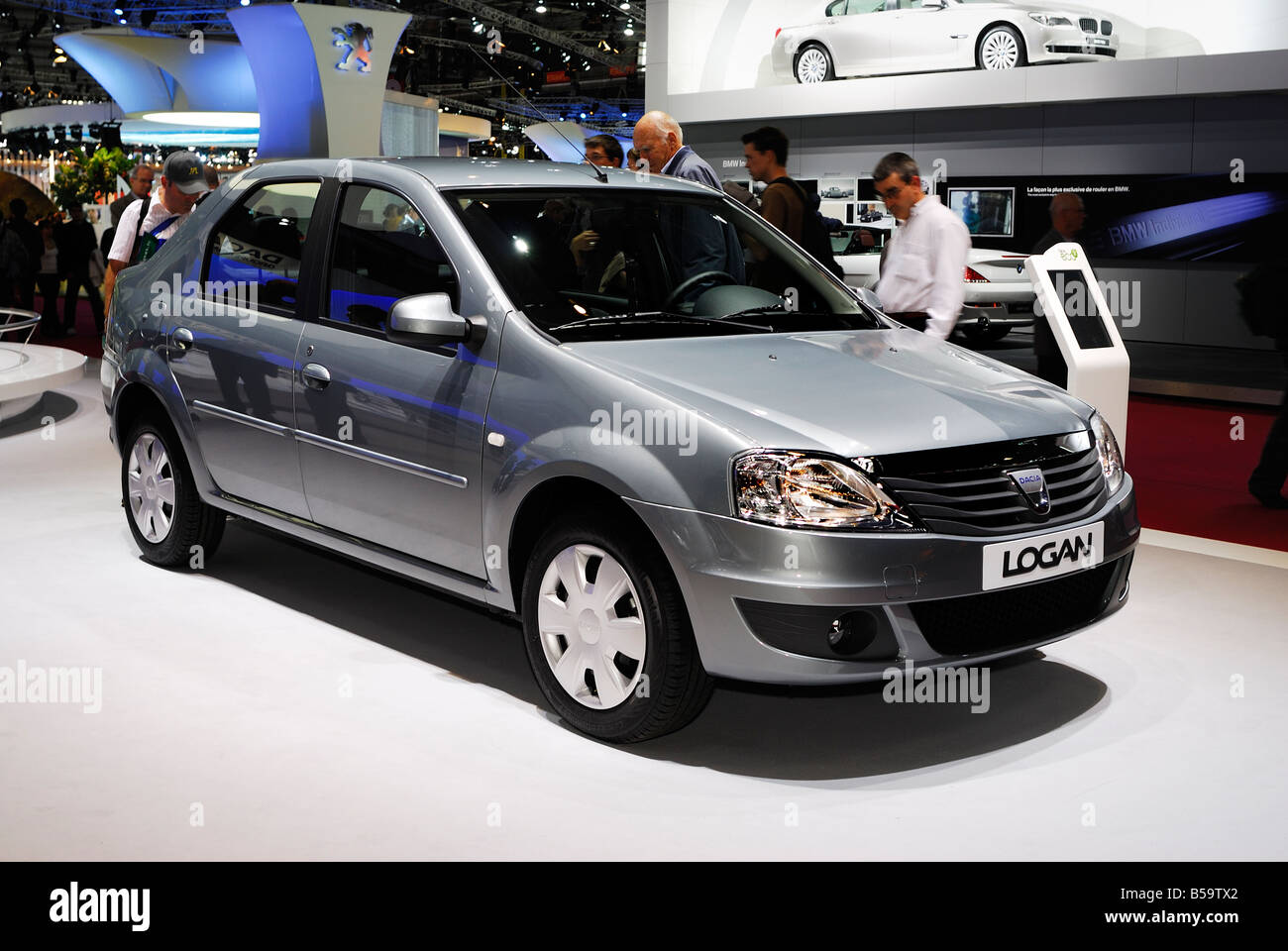 Paris, France, en français "à faible coût" voiture Dacia Logan distribué par Renault ' Banque D'Images