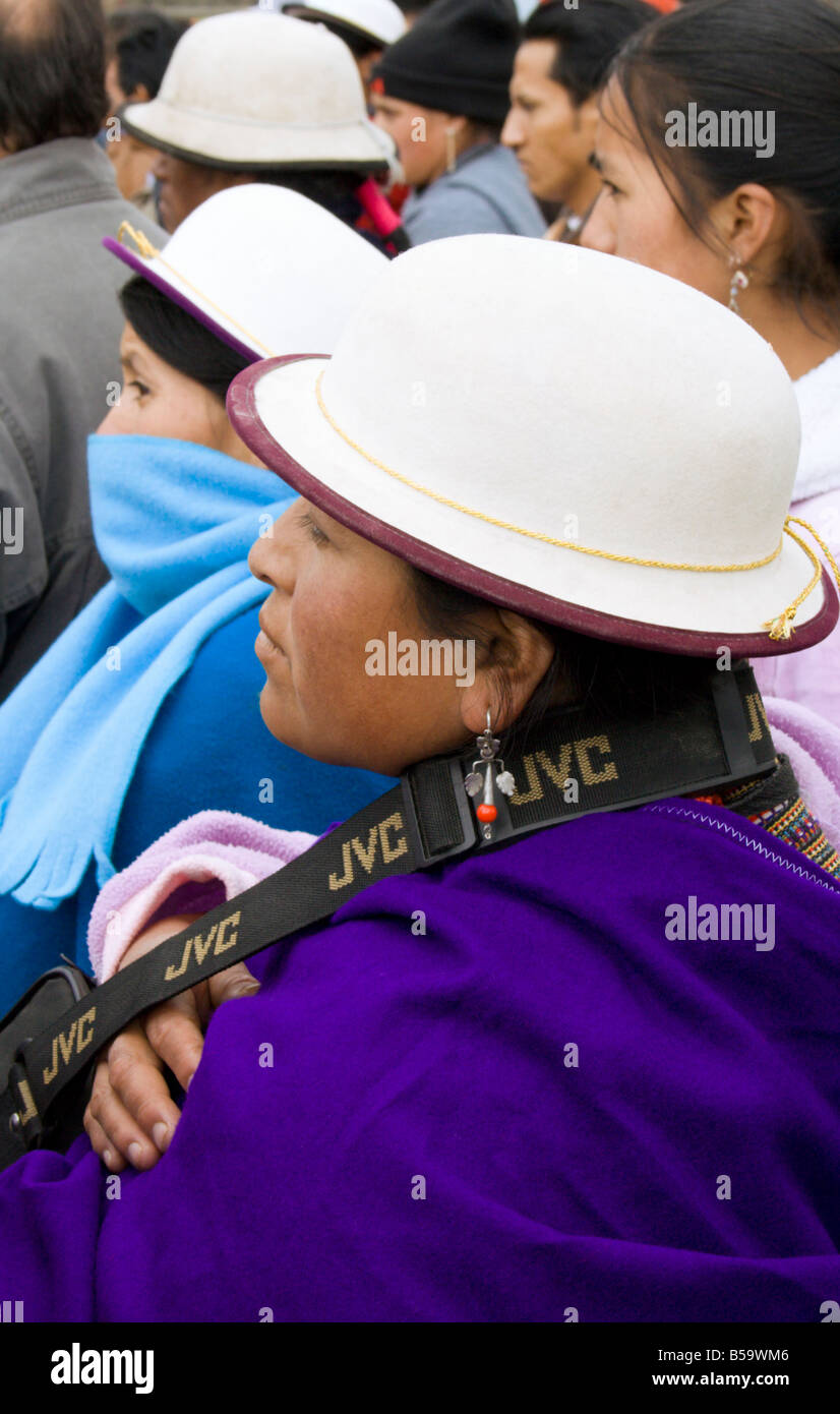 Une femme avec un costume traditionnel et de la caméra vidéo montres artistes au festival annuel Inti Raymi dans Canar Equateur Banque D'Images