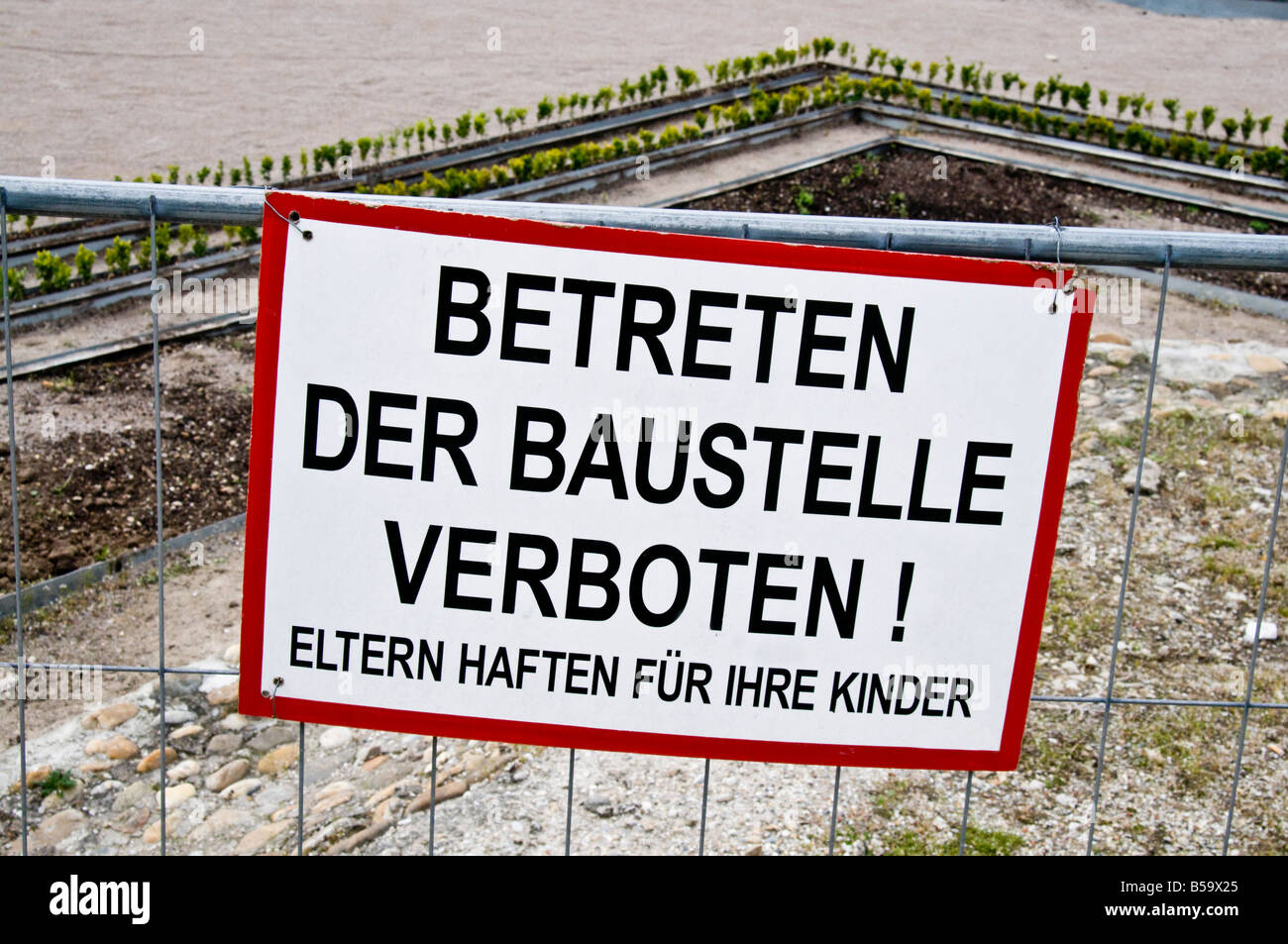 Vienne, Autriche. Avis d'alerte sur l'emplacement de l'édifice. 'Pas d'entrée de chantier. Les parents sont responsables de leurs enfants. Banque D'Images