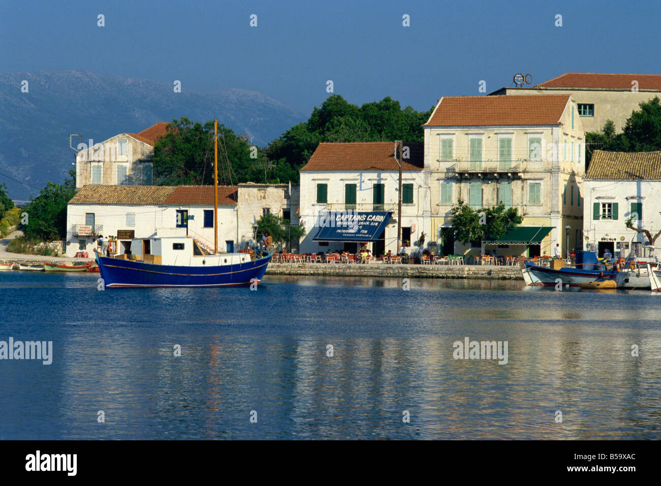 Port et front de mer de la pêche du nord du village de Fiskardo, Kefalonia, îles Ioniennes, Grèce, Europe Banque D'Images