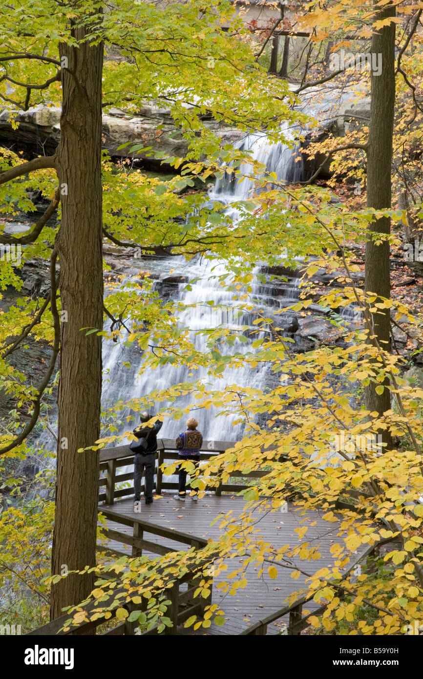 Un couple de l'Ohio de Boston à Brandywine Falls de Cuyahoga Valley National Park Banque D'Images