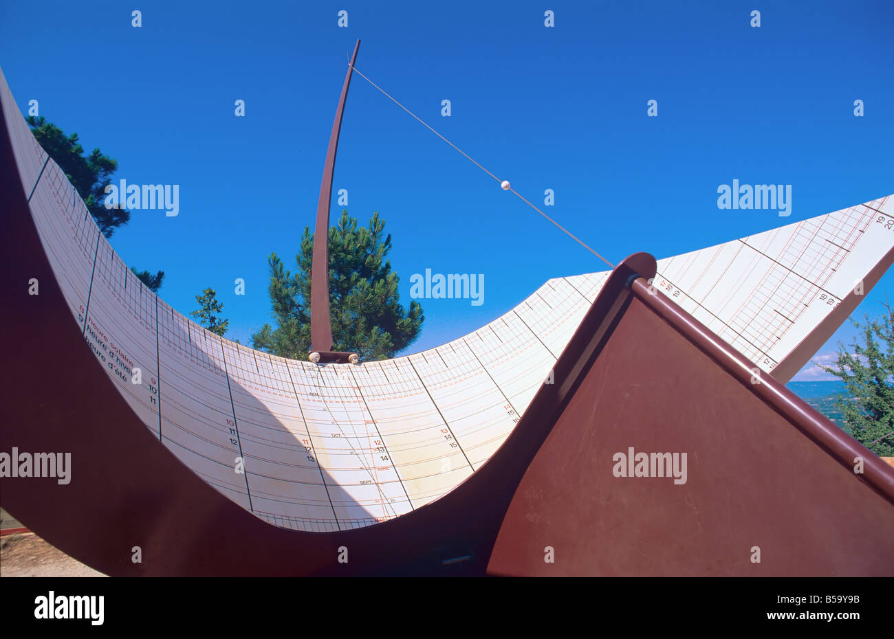 Cadran solaire polaire demi-cylindre par 'JEAN RAFFEGEAU' VILLAGE ROUSSILLON LUBERON PROVENCE FRANCE EUROPE Banque D'Images