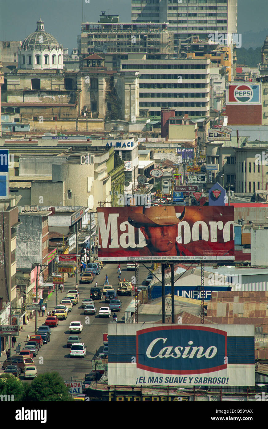 Vue vers le bas 7 Avenida avec les panneaux publicitaires et les bâtiments au Guatemala Amérique Centrale Upperhall Ltd Banque D'Images